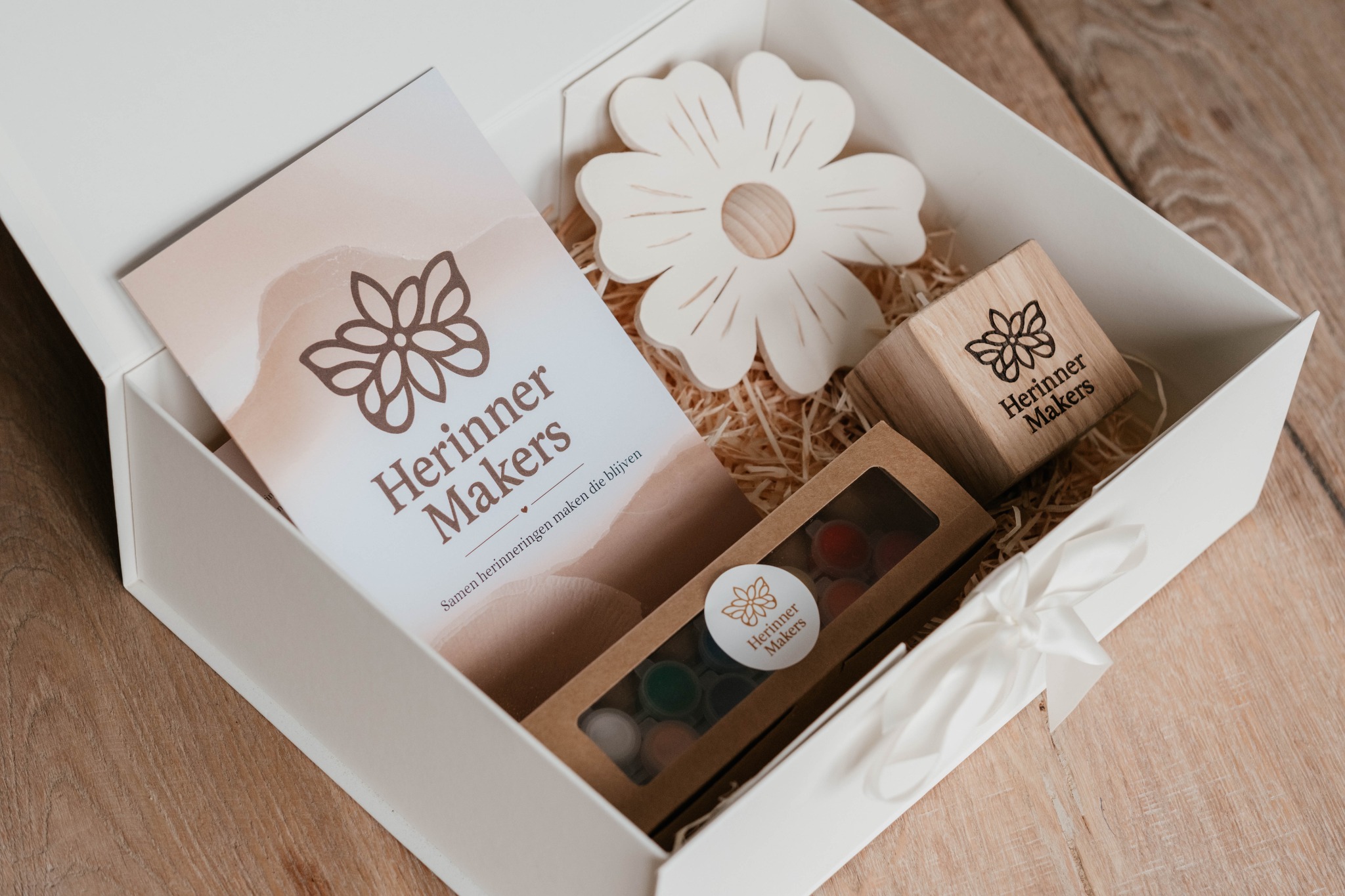 De HerinnerMakers-doos met houten bloem, herinnerboekje, kandelaar en verfsetje